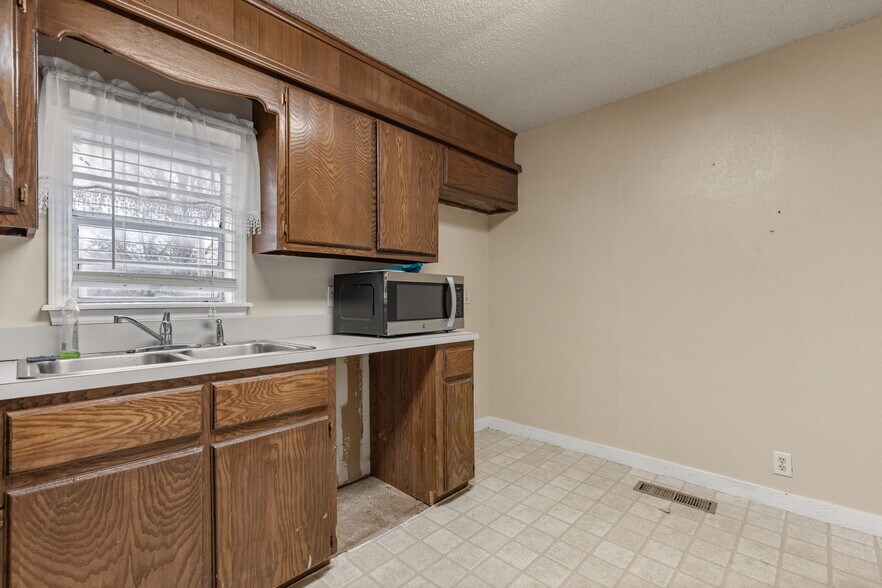 More Photos Of 215 S Bixby St, Coweta Religious Facility For Sale