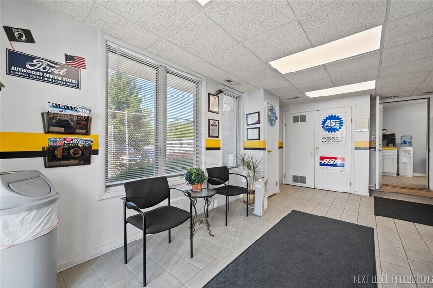 More Photos Of 632 W Colfax St, Palatine Flex For Sale