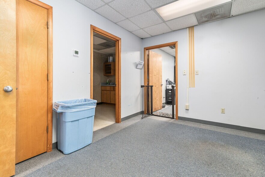 More Photos Of 3431 Waterlick Rd, Lynchburg Veterinarian Kennel For Sale