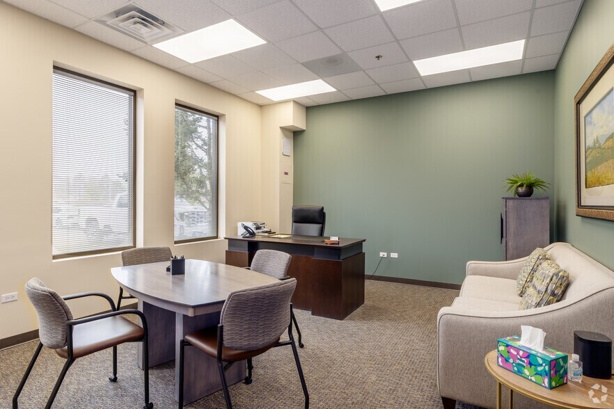 More Photos Of 365 Surryse Rd, Lake Zurich Office For Sale