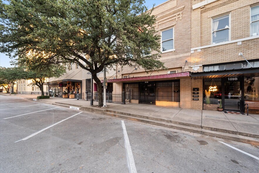 More Photos Of 107 S Beaton St, Corsicana Storefront For Sale
