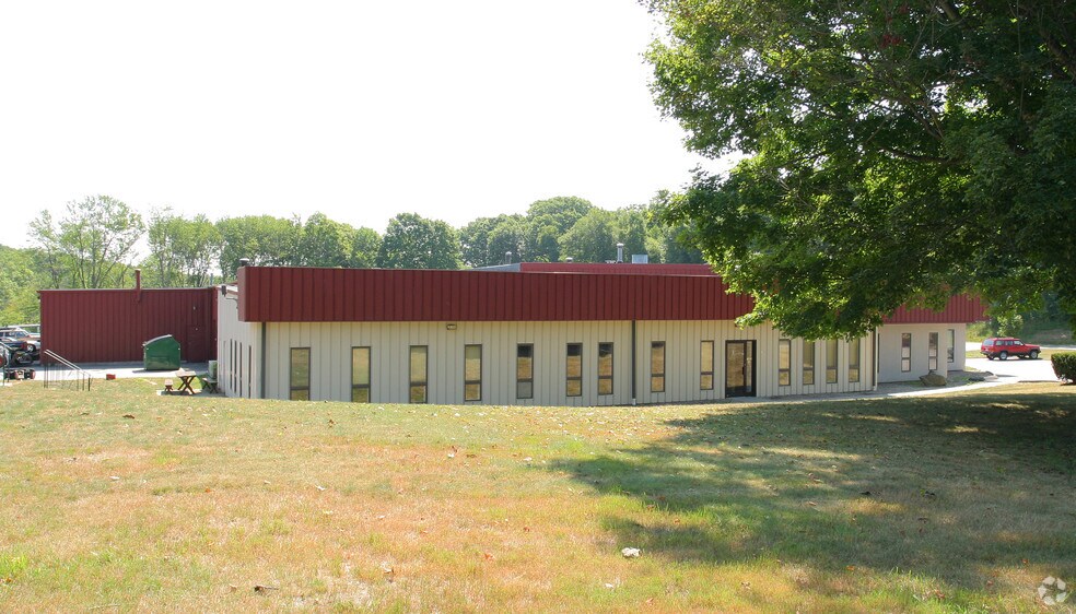 More Photos Of 1 Sinco Pl, East Hampton Self Storage For Lease