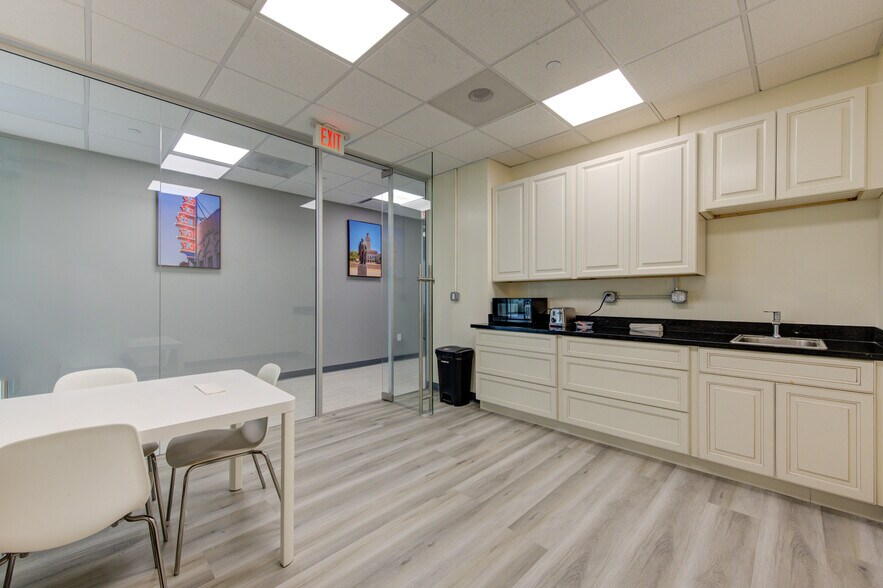 More Photos Of 9999 Bellaire Blvd, Houston Medical For Sale