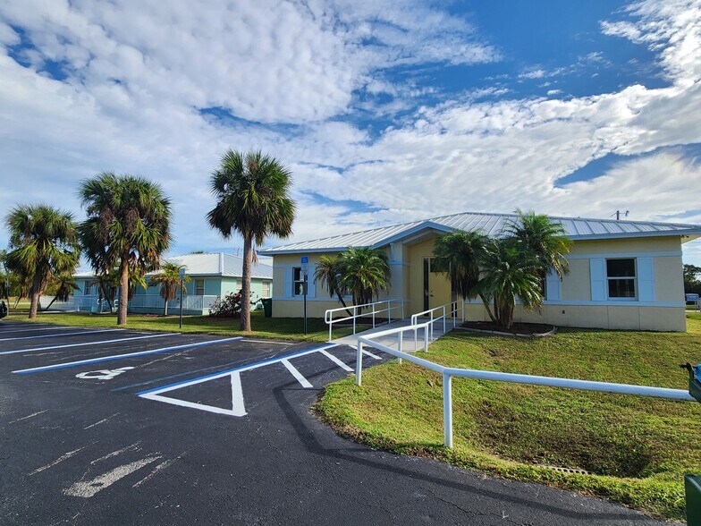 More Photos Of 8359 Stringfellow Rd, Saint James City Medical For Lease