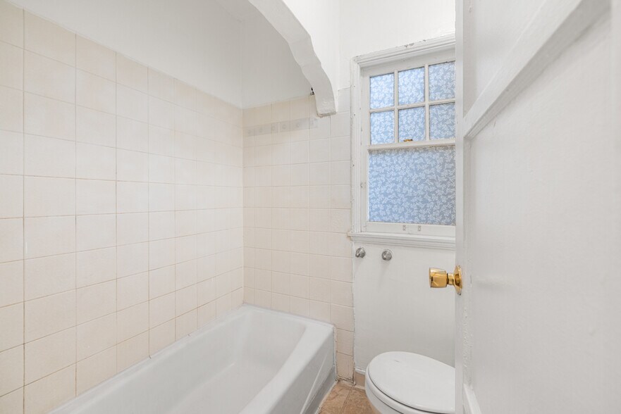 More Photos Of 1836 Lansdowne Ave, Los Angeles Multifamily For Sale