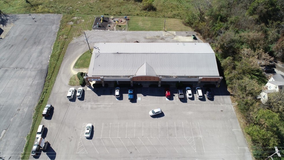 More Photos Of 875 Union St, Shelbyville Storefront Retail Office For Lease