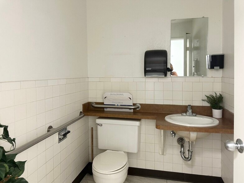 More Photos Of 970 Petit Ave, Ventura Medical For Sale