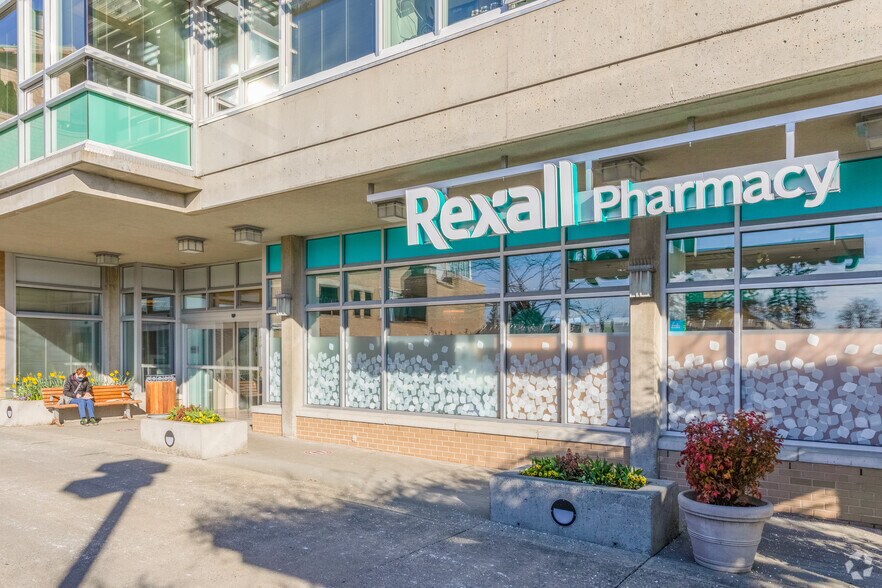 More Photos Of 575 16th St, West Vancouver Storefront Retail Office For Lease