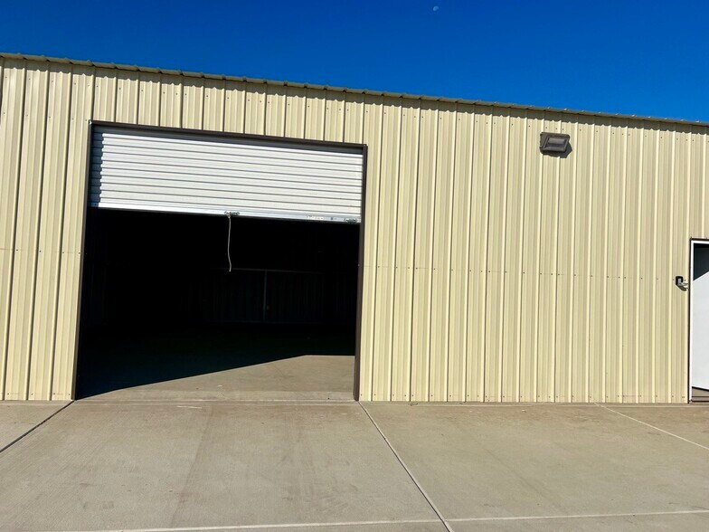 More Photos Of 731 E River Ave, Porterville Warehouse For Lease