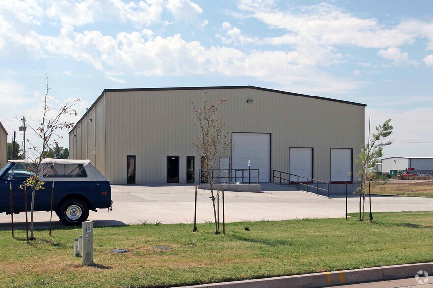 More Photos Of 9708 NW 6th St, Oklahoma City Distribution For Lease