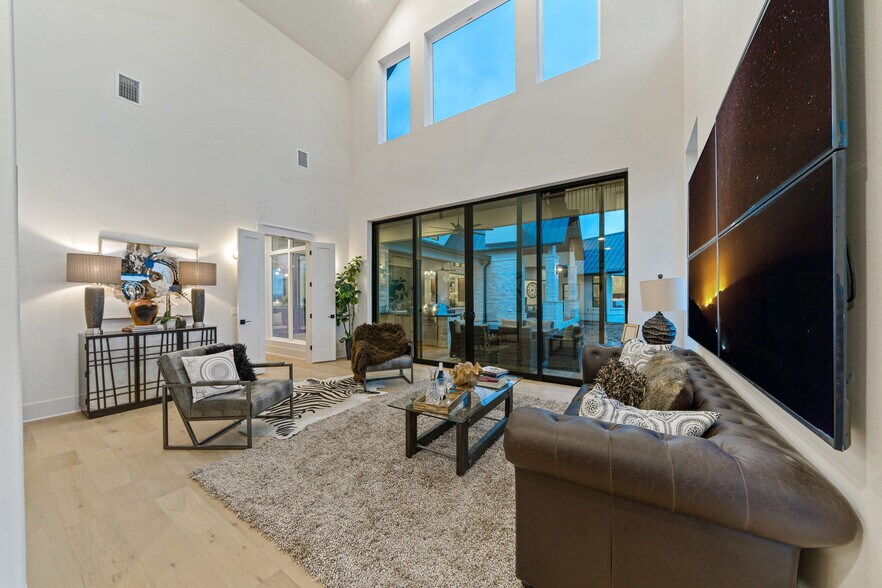 More Photos Of 7505 E US Highway 290, Johnson City Flex For Sale