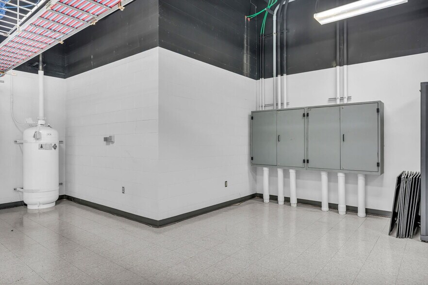 More Photos Of 400 SE Jefferson St, Topeka Flex For Sale