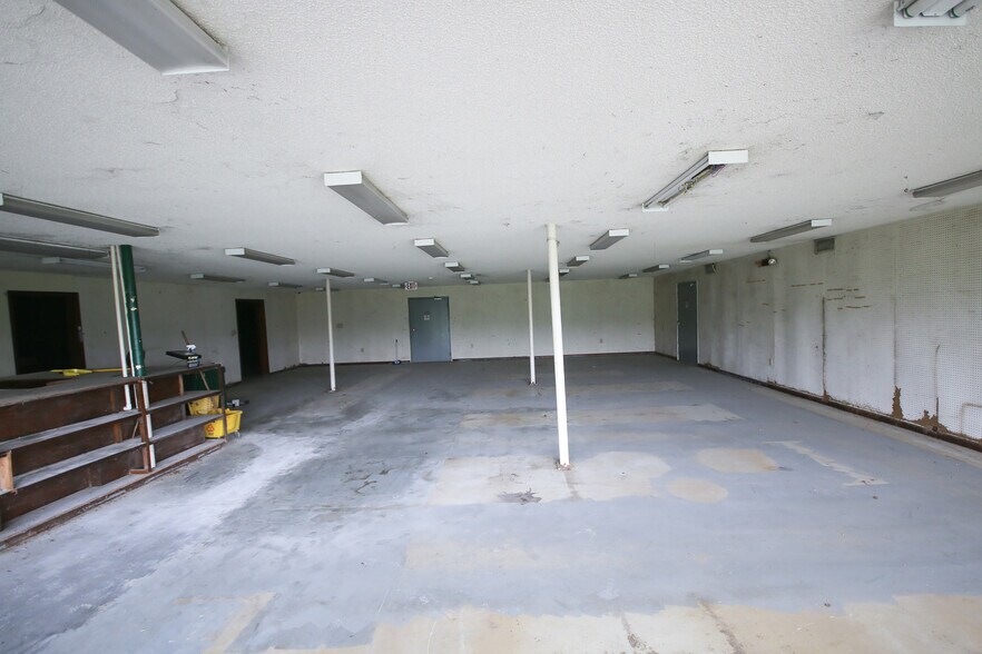 More Photos Of 804 W Mitchell St, Adel Distribution For Lease