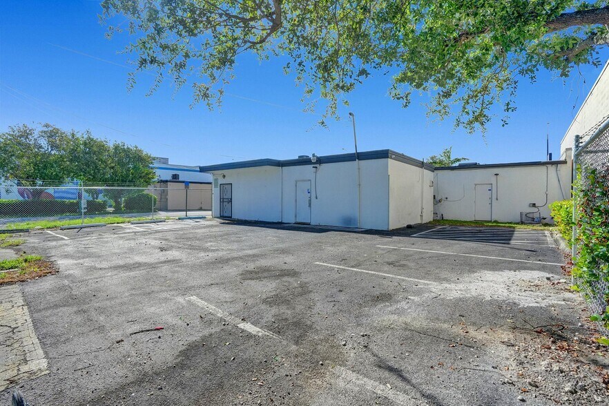 More Photos Of 3055-3057 Broward Blvd, Fort Lauderdale Storefront Retail Office For Sale