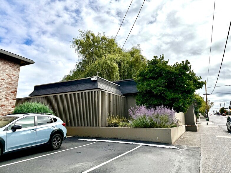 More Photos Of 6405 NE Glisan St, Portland Freestanding For Lease