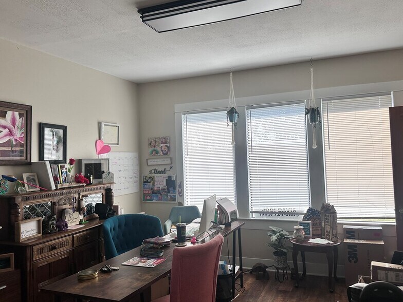 More Photos Of 1924 Crockett Rd, Palestine Office For Sale