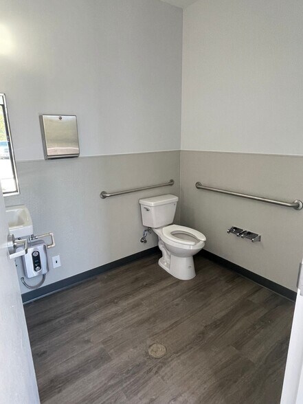 More Photos Of 1725 Kennedy Pt, Oviedo Industrial For Lease