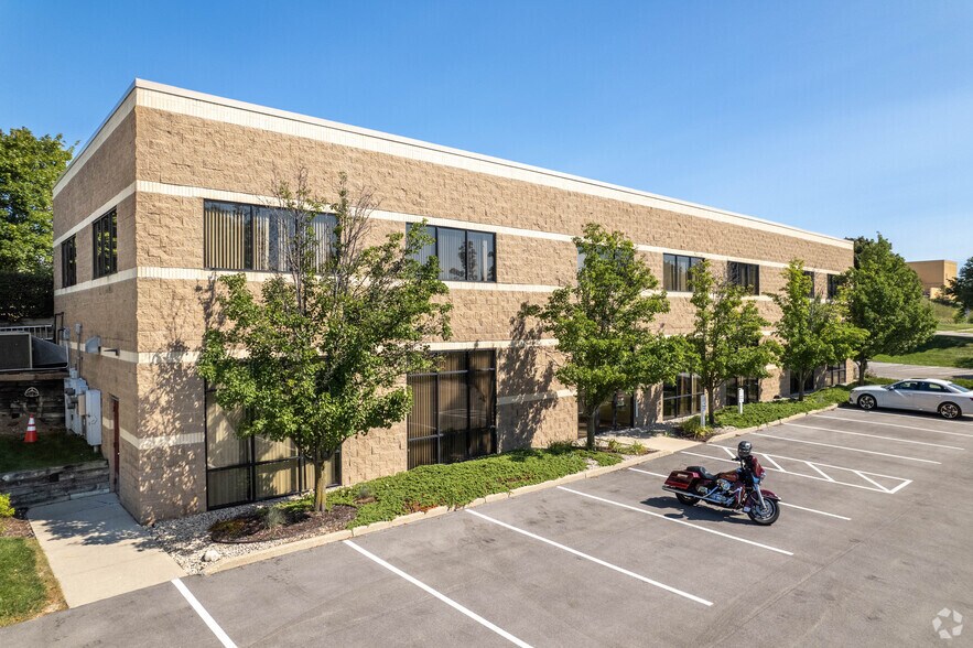 More Photos Of 285 Forest Grove Dr, Pewaukee Office For Lease