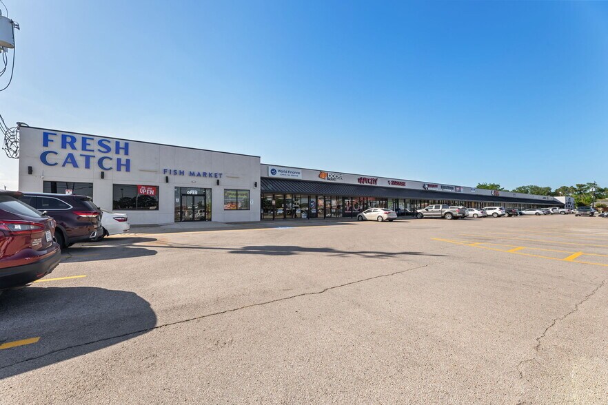 More Photos Of 2215-2321 N Alexander Dr, Baytown Storefront For Sale