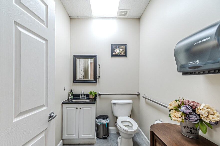 More Photos Of 16522-16536 Park Row, Houston Light Distribution For Lease