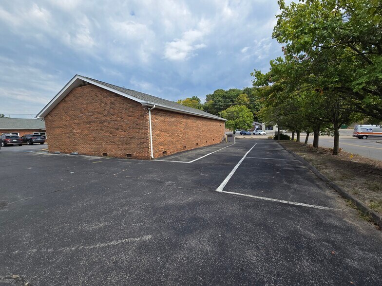 More Photos Of 1901 Brookside Dr, Kingsport Medical For Lease