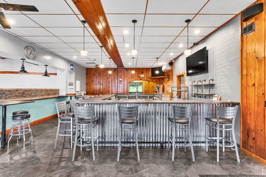 More Photos Of 715 Craigdell Rd, New Kensington Bar For Sale