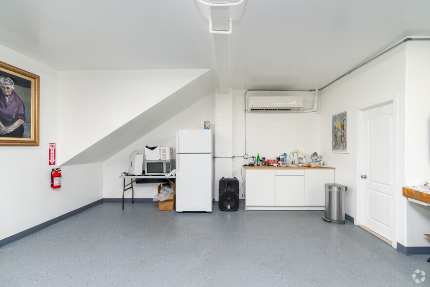 More Photos Of 8212-8214 San Fernando Rd, Sun Valley Light Distribution For Sale