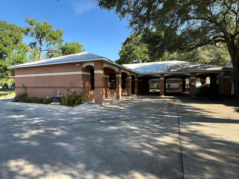 More Photos Of 328 W Brandon Blvd, Brandon Freestanding For Lease