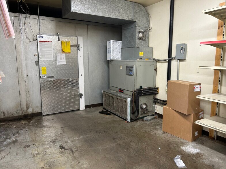 More Photos Of 1214 Franklin St, Waterloo General Retail For Sale