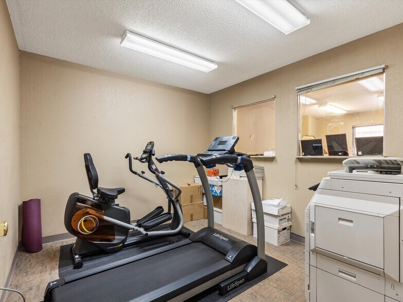 More Photos Of 104 S Main St, Cleburne Office For Sale