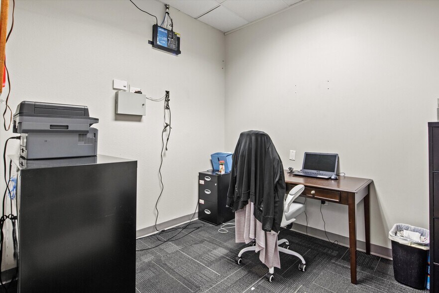 More Photos Of 304 W Jefferson St, Quincy Freestanding For Sale