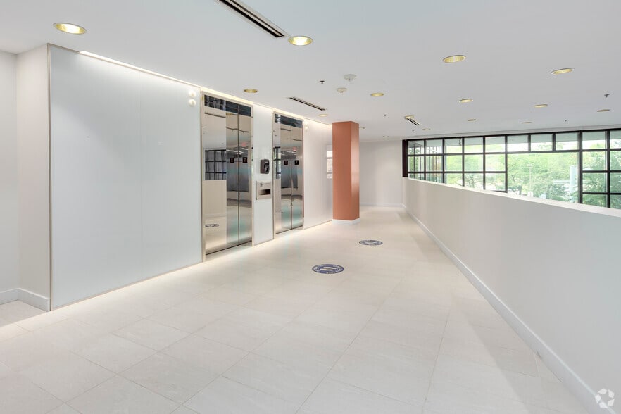 More Photos Of 8609 Westwood Center Dr, Vienna Unknown For Lease