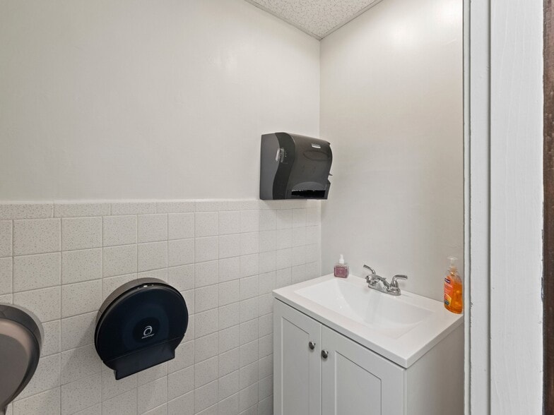 More Photos Of 416 Main St, Wakefield Office For Sale