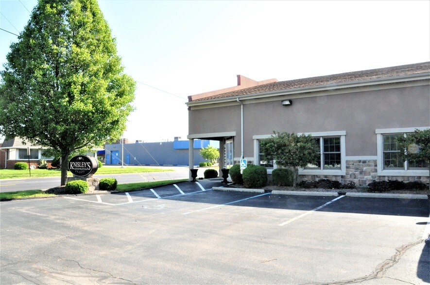 More Photos Of 869 W 2nd St, Xenia Showroom For Lease
