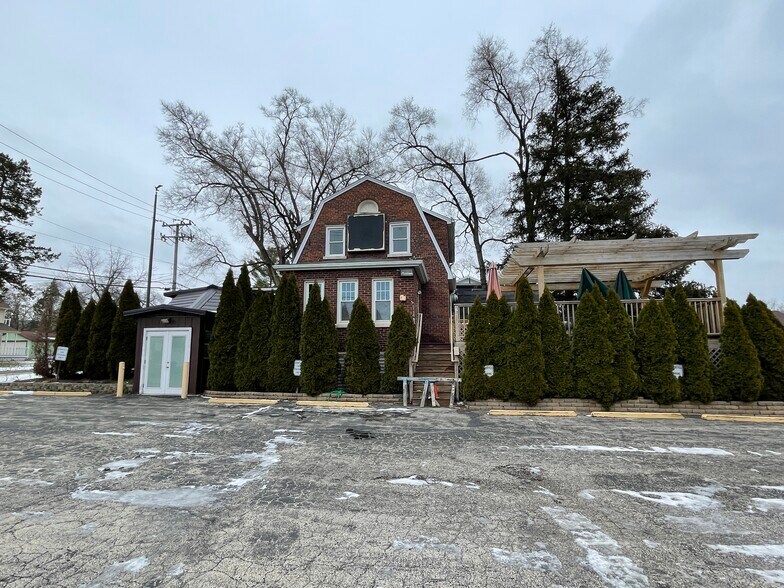 More Photos Of 1209 Lisle Plz, Lisle Bar For Lease