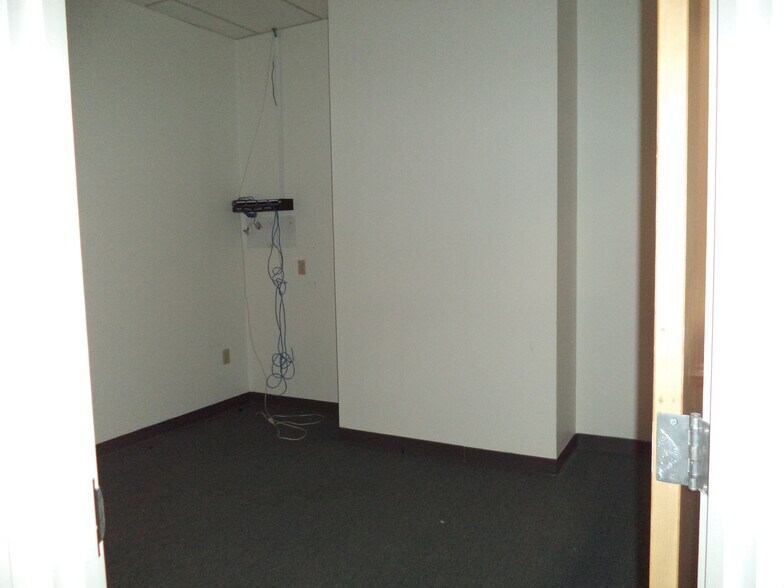 More Photos Of 1117 Elm St, Manchester Office For Lease