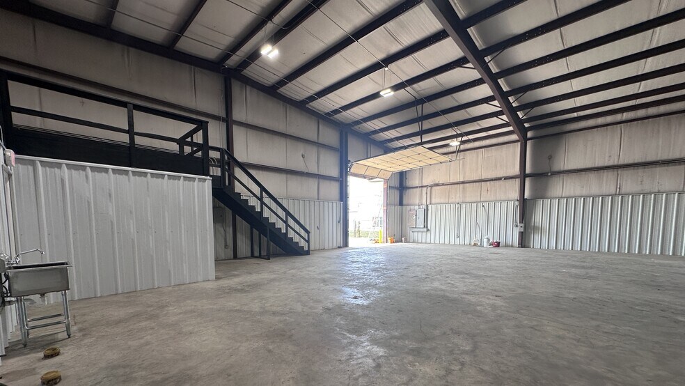 More Photos Of 13404 Redfish Ln, Stafford Warehouse For Lease
