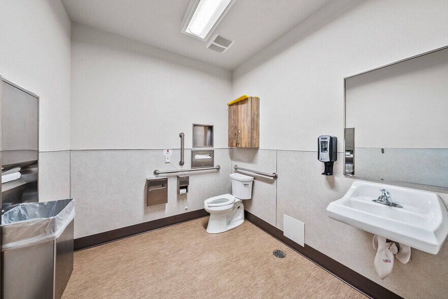 More Photos Of 2166 NW Vine St, Grants Pass Medical For Sale