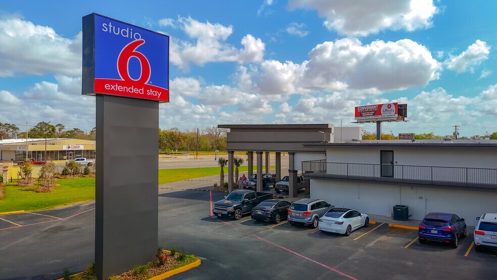 More Photos Of 110 E Highway 6, Alvin Hotel For Sale