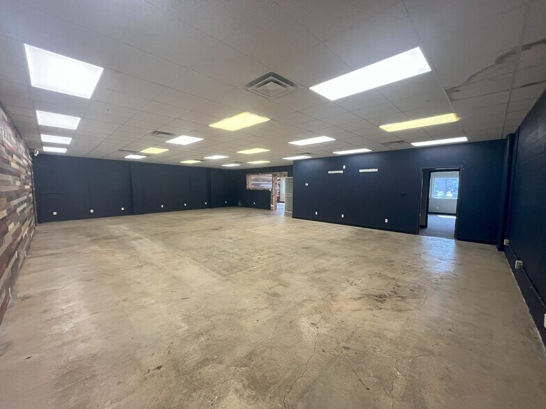 More Photos Of 7926 N May Ave, Oklahoma City Storefront Retail Office For Lease