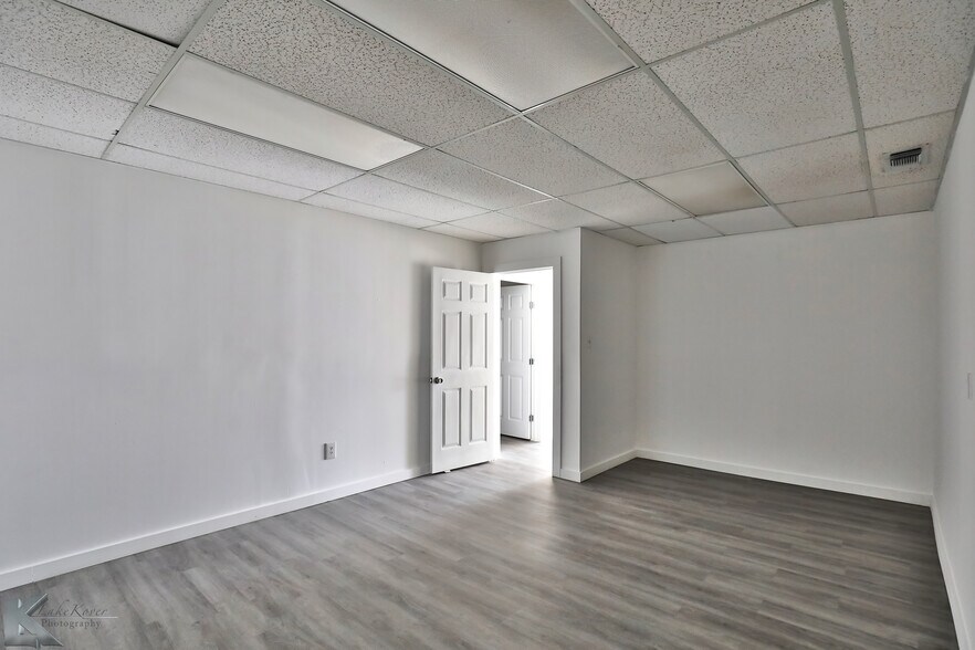 More Photos Of 411 E South 11th St, Abilene Warehouse For Lease