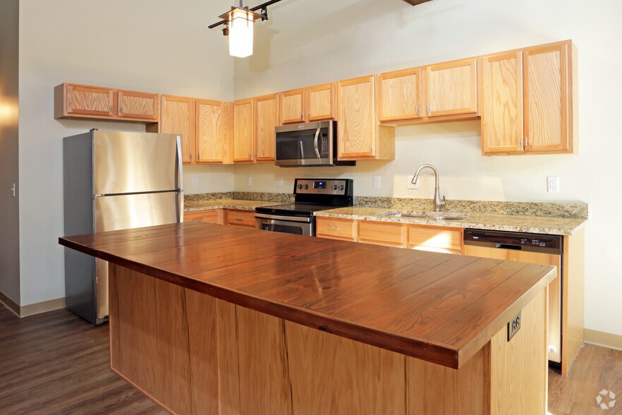 More Photos Of 511 Pershing Ave, Davenport Multifamily For Sale