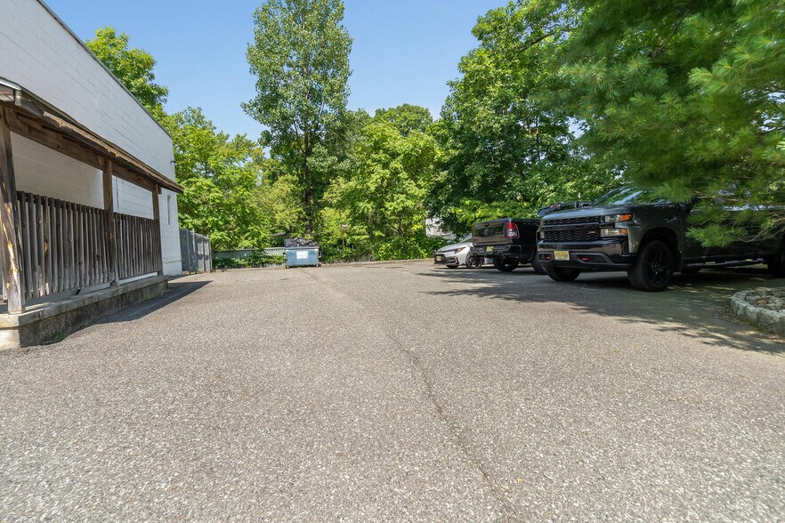 More Photos Of 23 Pawnee Ave, Rockaway Office For Sale