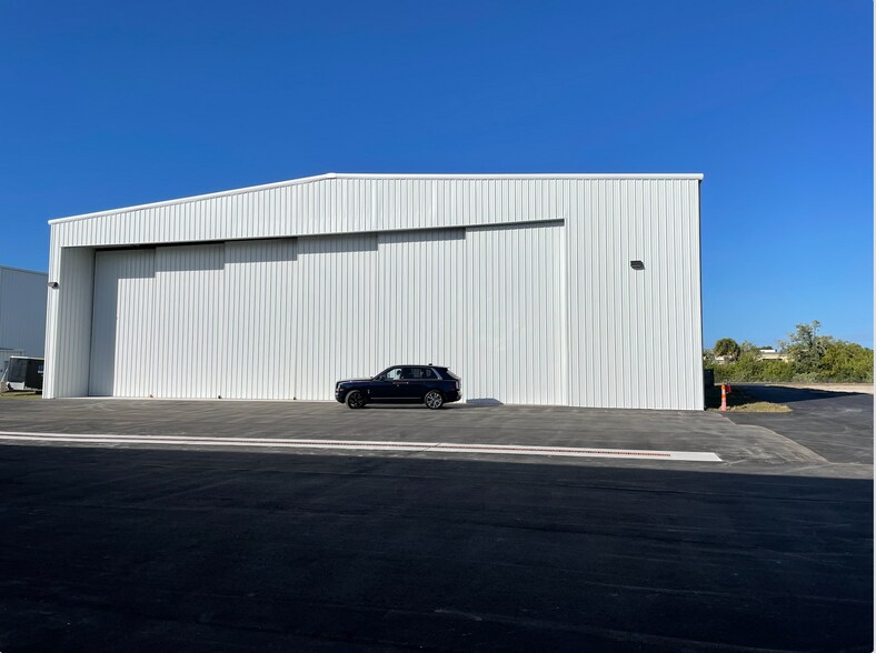 More Photos Of 2006 Mainsail, Naples Airplane Hangar For Lease