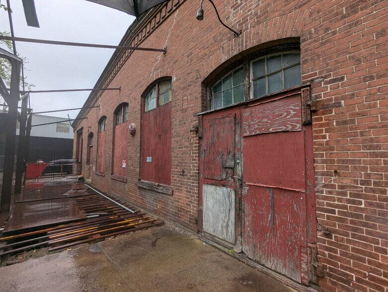 More Photos Of 70 Moshassuck Rd, Lincoln Manufacturing For Lease