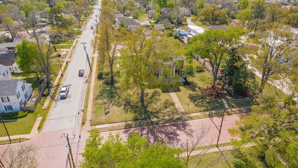 More Photos Of 313 E Charnwood St, Tyler Office For Lease