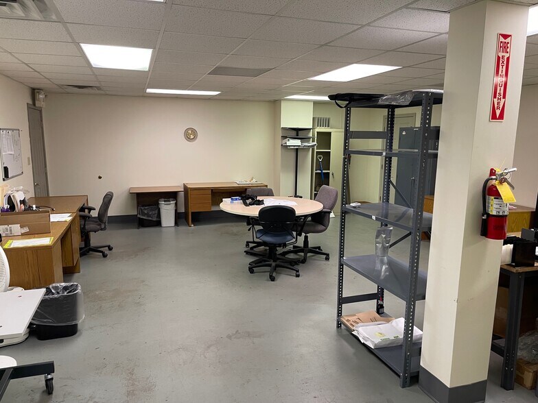 More Photos Of 1415 N Royal Ave, Evansville Flex For Lease