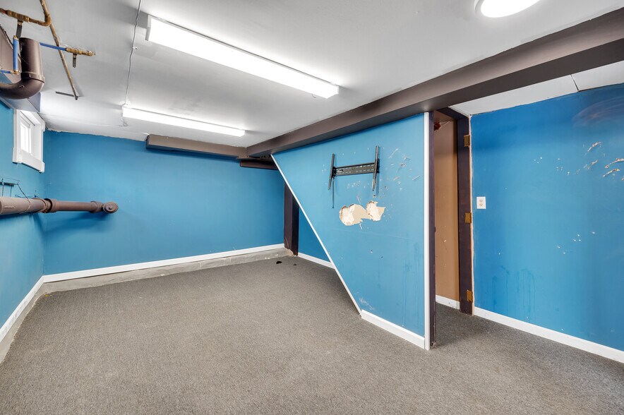 More Photos Of 941 Farmington Ave, Bristol Office Residential For Sale