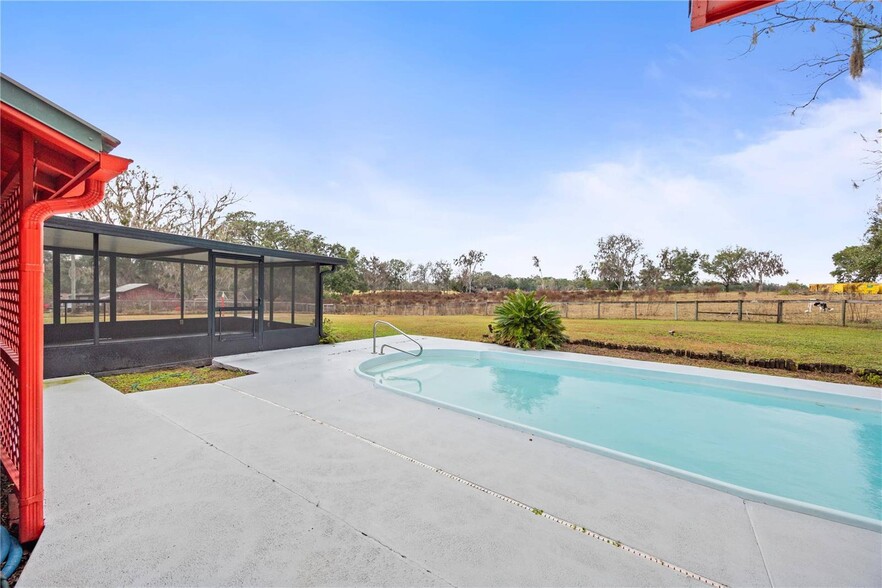 More Photos Of 274 W Kings Hwy, Center Hill Flex For Sale