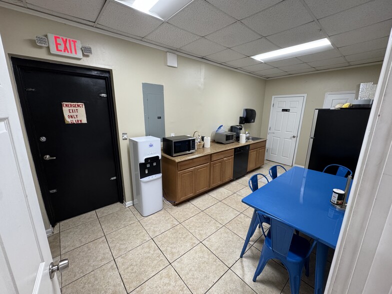 More Photos Of 713 Forest Pky, Forest Park Medical For Lease